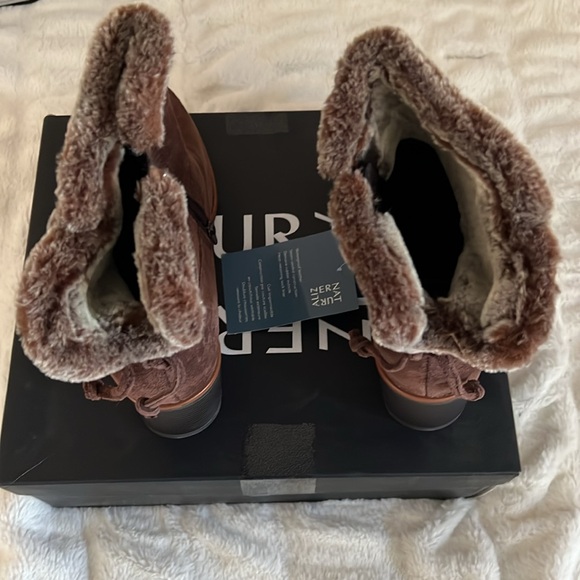 New In Box 9.5 M chocolate Suede Boots Naturalizer - Picture 3 of 9